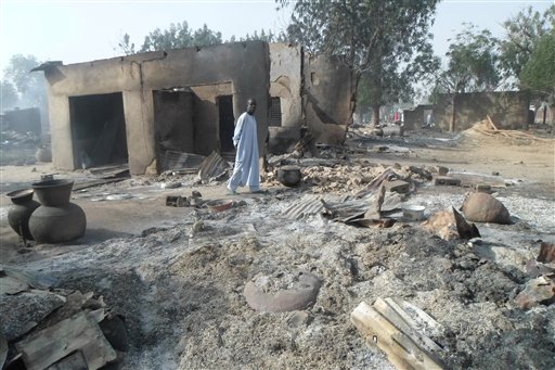 Un hombre camina entre viviendas quemadas luego de un ataque de extremistas de Boko Haram en el pueblo de Dalori, Nigeria.
