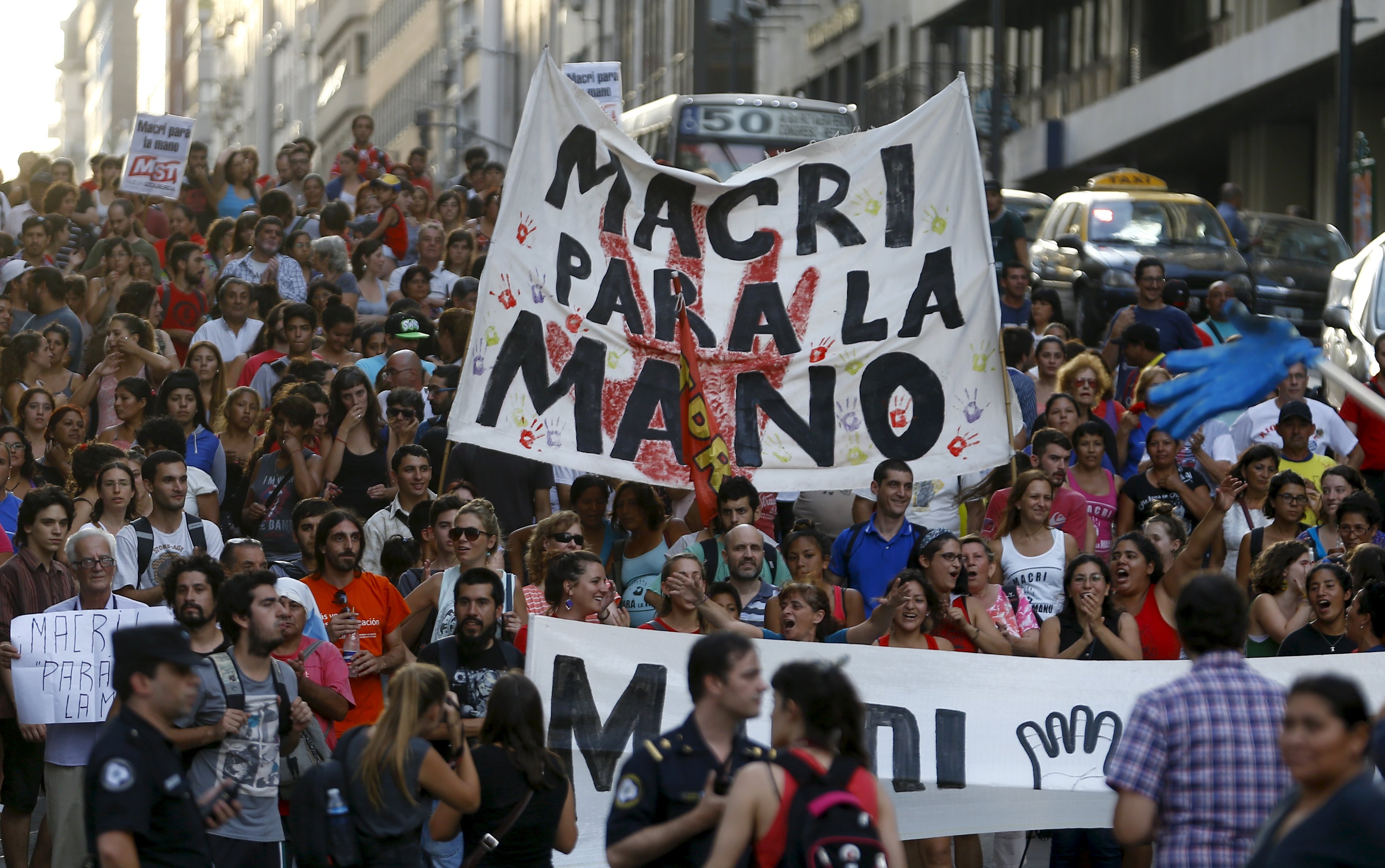 Las protestas contra Macri reflejan la caída de su popularidad.