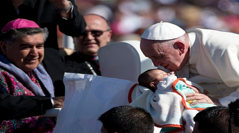 El máximo líder de la Iglesia besó a una bebé previo a su misa en Chiapas. 