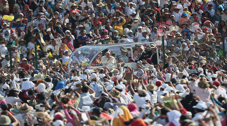 Miles expresaron alegría y solidaridad al Papa durante su recorrido al Estadio Víctor Manuel Reyna de la ciudad de Tuxtla Gutiérrez (capital del estado de Chiapas). 
