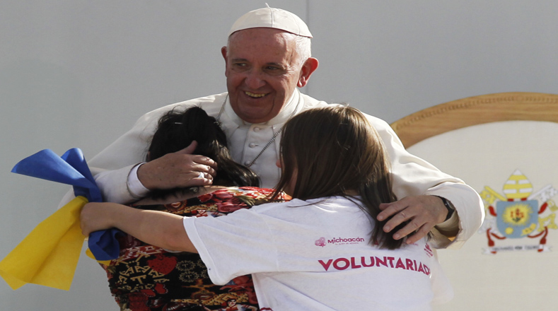 El pontífice abrazó a dos fieles durante el tradicional encuentro con los jóvenes en Morelia, Michoacán.