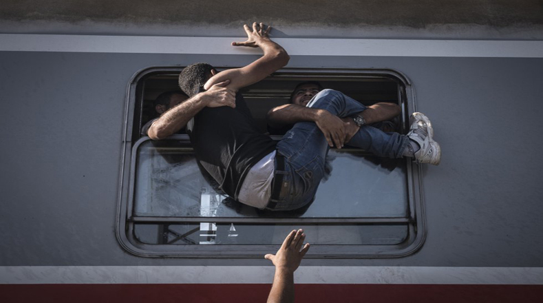 La imagen de un grupo de migrantes tratando de subir a un tren con destino a Zagreb, capital de Croacia, desde Tovarnik fue captada por Sergey Ponomarev, del 