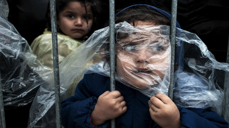 La fotografía recibió el primer premio en la sección de Gente para una única foto. Fue tomada en el campo de migrantes de Presevo, Serbia.