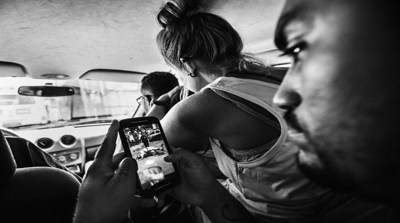 La foto ganó el tercer premio en la categoría de Vida Diaria. La imagen muestra al líder de la asociación Papo Reto mostrando la imagen de un taxista de 22 años de edad muerto a tiros en Río de Janeiro.