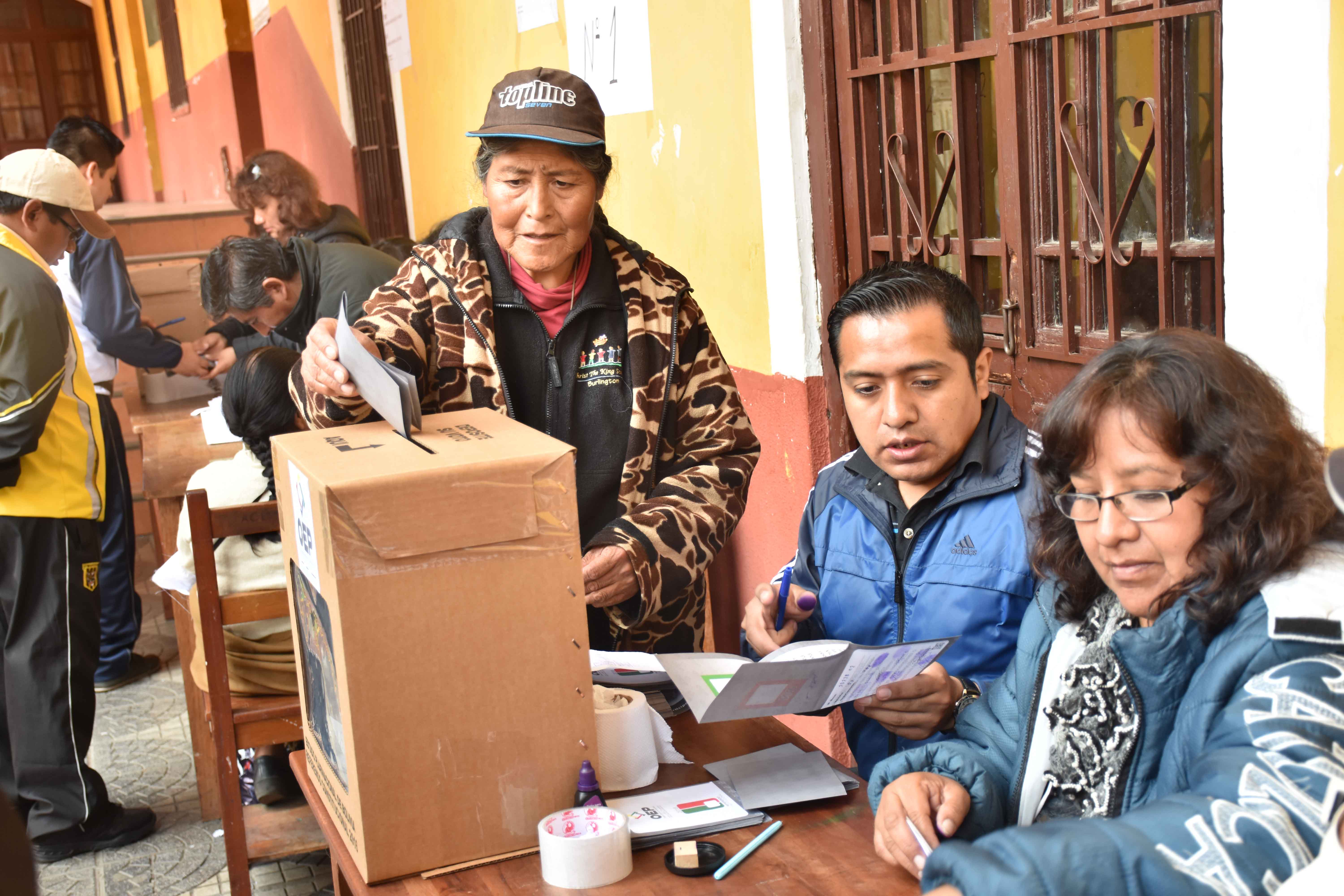 Pacífica jornada democrática marcó el referendo en Bolivia