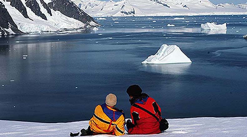 Dos personas visualizan el frío paisaje que ofrece esta parte del planeta.