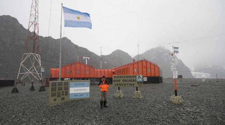 La Antártida Argentina cuenta con 13 bases integradas por efectivos militares, técnicos civiles, buques, aviones y helicópteros, que constituyen la cadena logística que la sostiene y permite que cerca de 300 compatriotas puedan desarrollar sus tareas científicas y operativas. 