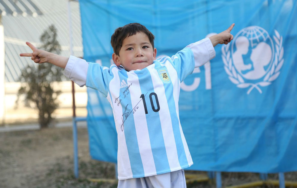 El niño afgano de cinco años sueña con conocer al astro del fútbol argentino.