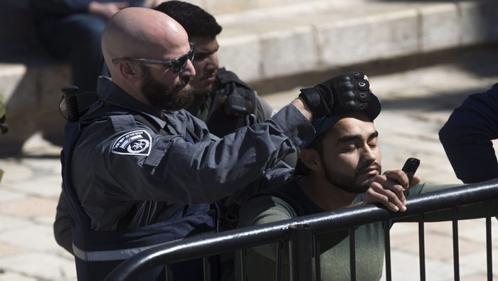Agentes de la policía fronteriza israelí cachean a un palestino cerca de la Puerta de Damasco en la Ciudad Vieja de Jerusalén, Israel.