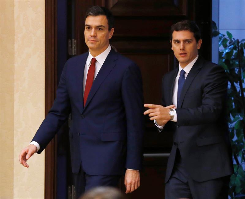 Los votos de los diputados del PSOE y Ciudadanos no garantizan la investidura del líder del PSOE como jefe de Gobierno de España.