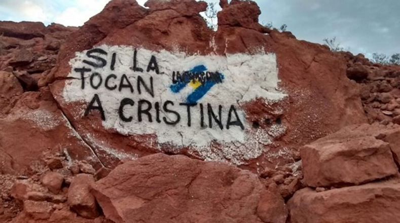 Argentinos respaldan con murales a Cristina Fernández tras citación de magistrado