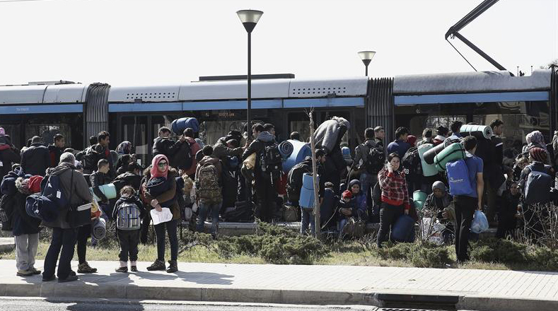 Cientos de refugiados varados en Macedonia esperan que el Gobierno les permita continuar su viaje por Europa.