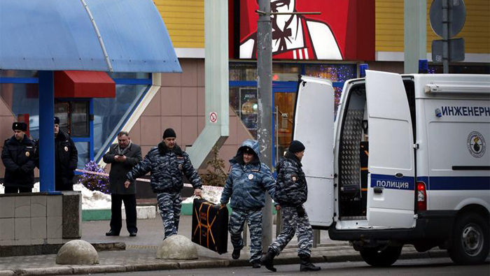 Policias rusos rodean la estación del metro Oktyabrskoe Pole, donde fue detenida la asesina de la niña.