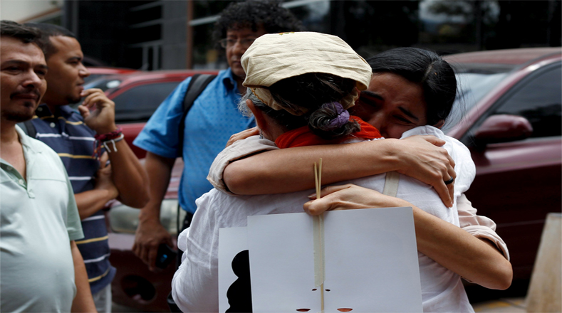 Entre lagrimas y dolor, los compañeros de lucha de Berta Cáceres demandan mayor protección para los líderes indígenas de Honduras. 