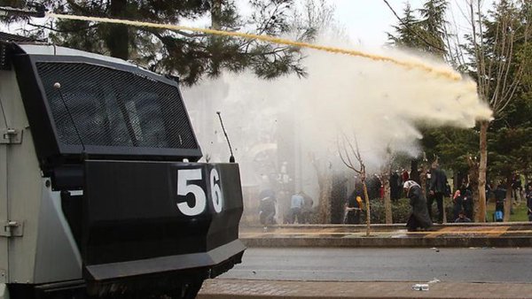 Fuerzas de seguridad utilizaron cañones de agua y bombas lacrimógenas contra los manifestantes.