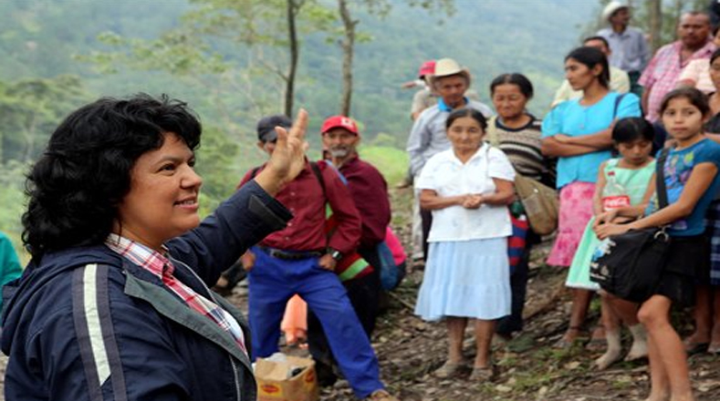 Berta Cáceres era perseguida por oponerse a la construcción de proyectos hidroeléctricos que atentaban contra la naturaleza y el desplazamiento de pueblos originarios en su país.