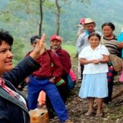  Berta Cáceres era perseguida por oponerse a la construcción de proyectos hidroeléctricos que atentaban contra la naturaleza y el desplazamiento de pueblos originarios en su país. 