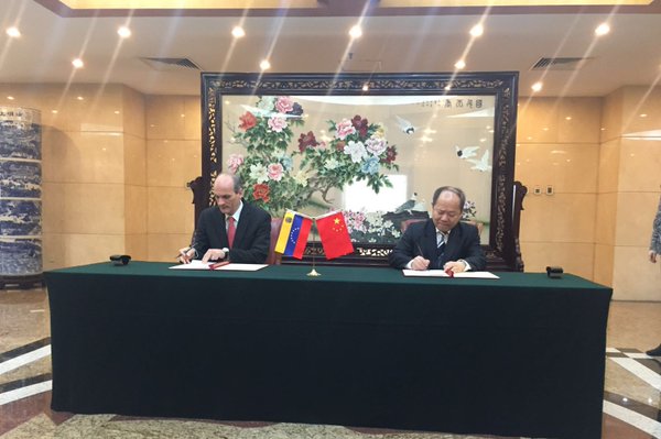 El vicepresidente de Planificación firma acta de acuerdo con representante de la CNDR china