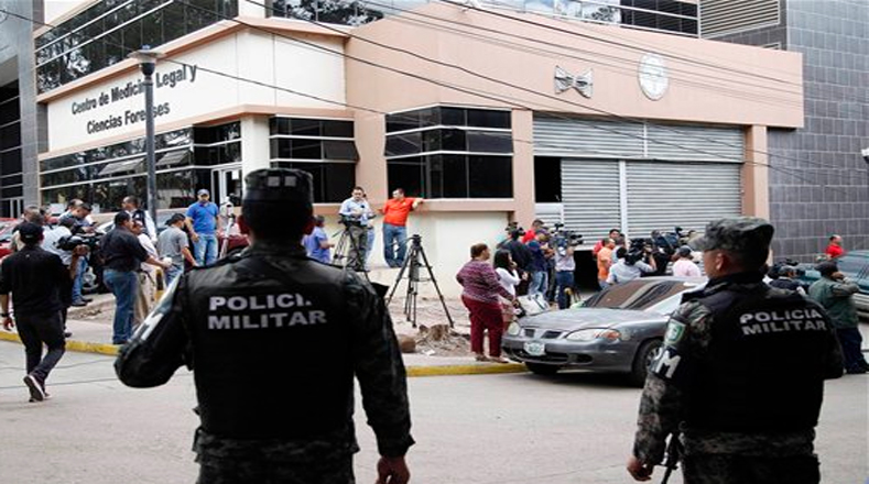 Seguidores de la dirigente social y representantes de la prensa internacional esperan a las afueras de la medicatura forense de Tegucigalpa para el traslado del cuerpo de Cáceres. 