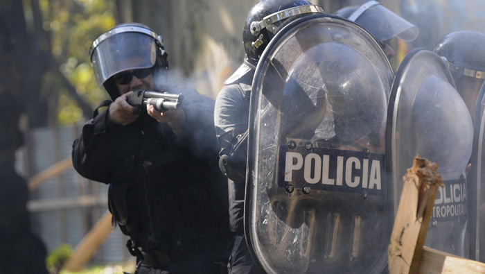 Policía de Buenos Aires podrá usar pistolas eléctricas para reprimir manifestaciones.
