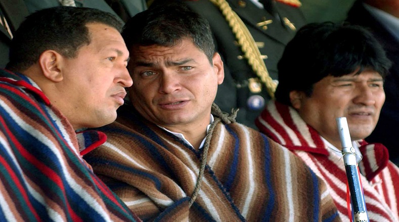 Los presidente de Ecuador, Rafael Correa y el gobernante de Bolivia, Evo Morales junto a Hugo Chávez.