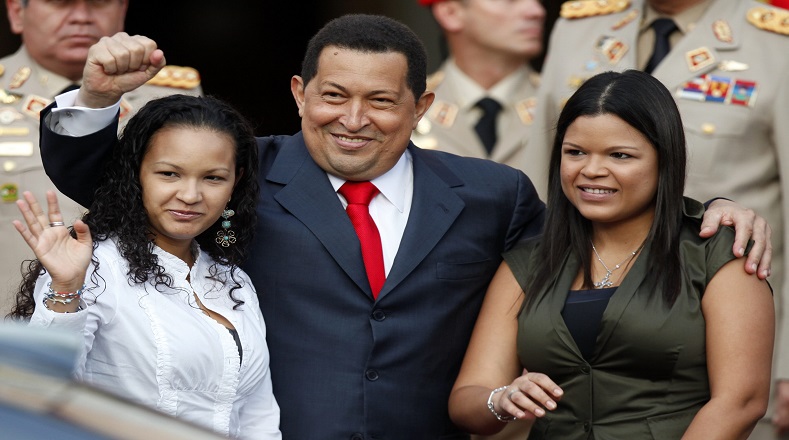 El líder de la Revolución Bolivariana junto a sus hijas María Gabriela  y Rosa Virginia.