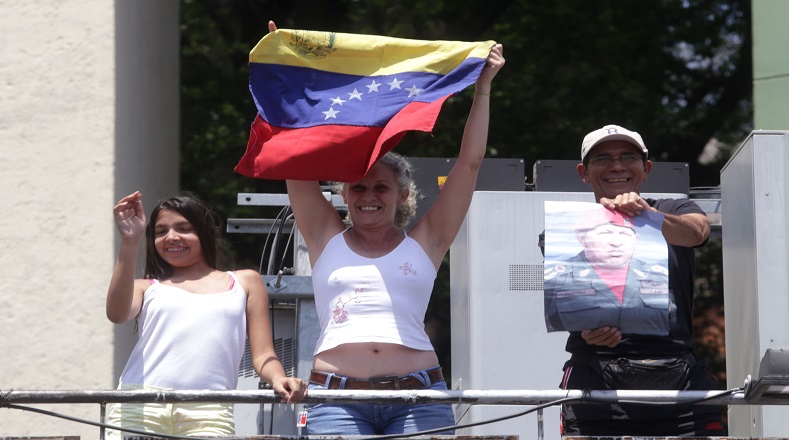 El pueblo venezolano alzó las banderas de la patria para recordar al líder revolucionario.