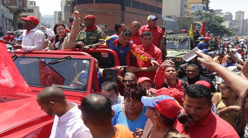 Los simpatizantes del oficialismo salieron a saludar a las autoridades que recorrieron junto al pueblo las calles de Caracas.