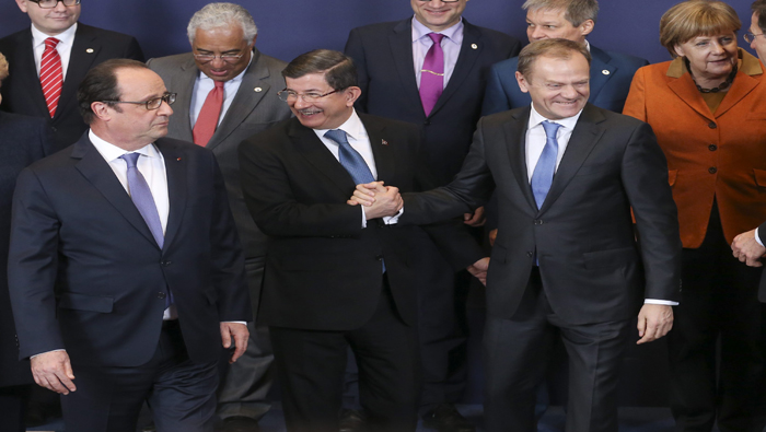 Jefes de Estados de la UE se reunieron este lunes con el primer ministro de Turquía, Ahmet Davutoglu (medio), para frenar la llegada de refugiados y expulsarlos a sus países de origen.