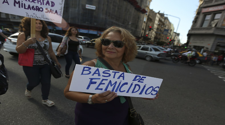En una multitudinaria marcha en el centro de Buenos Aires, capital de Argentina, las mujeres exigieron parar con los feminicidios.