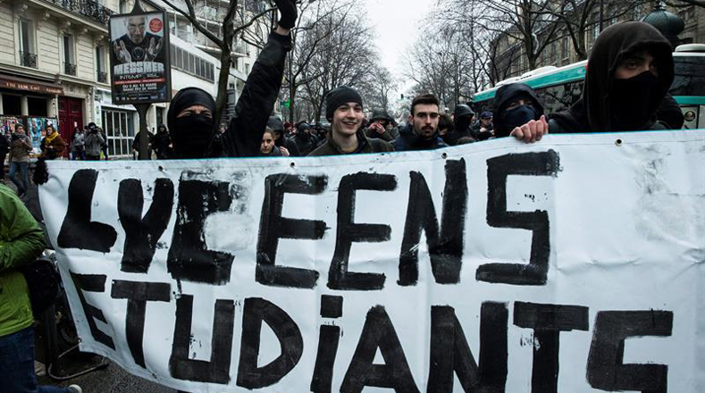 Los estudiantes también rechazaron la propuesta de reforma en la marcha desde la plaza de la Nación hacia la plaza de la República de París.