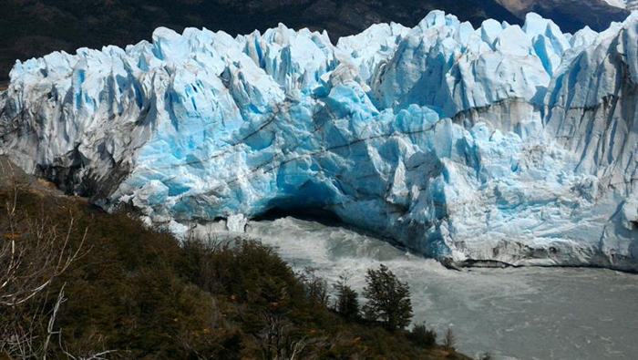 El fenómeno es provocado por el desprendimiento de enormes bloques de hielo por la presión que las aguas del lago Argentino ejercen sobre el Perito Moreno.