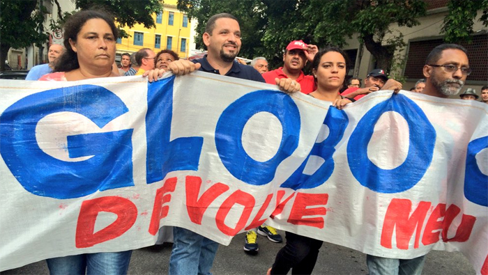Simpatizantes de Dilma repudian ataque mediático de O Globo para debilitar al Gobierno.