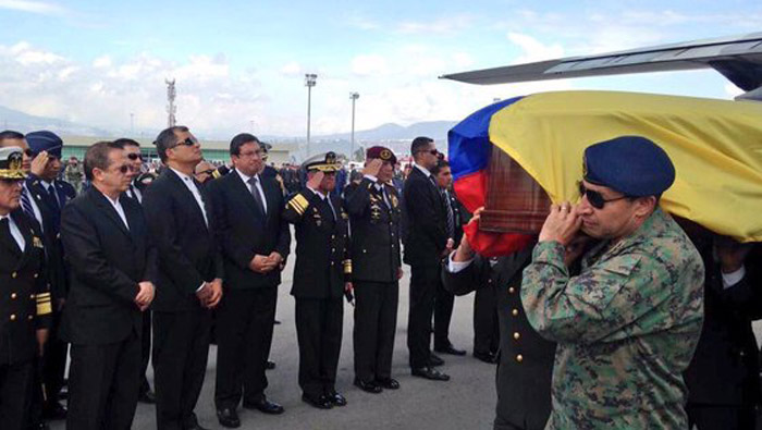 El presidente Correa rinde honor a los soldados fallecidos en el accidente aéreo en Pastaza.