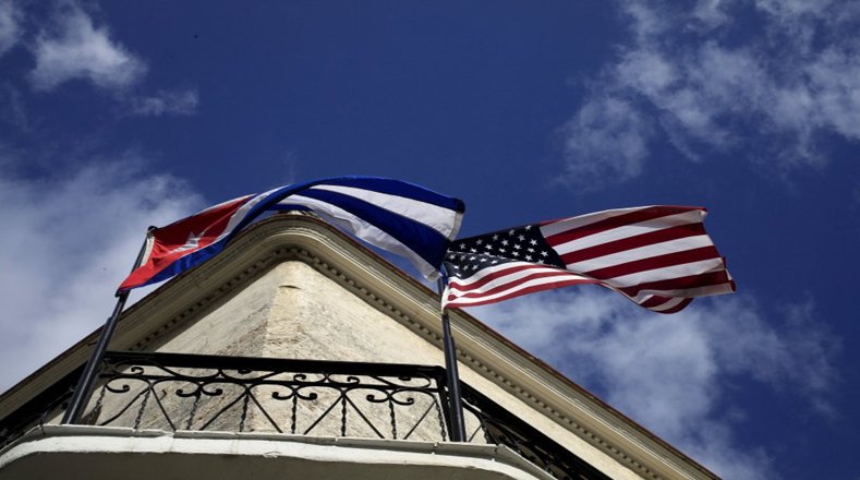 El 14 de agosto de 2015, el secretario de Estado de EEUU, John Kerry, izó la bandera estadounidense en suelo cubano.