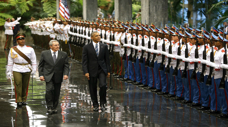 Obama se desplaza hacia el Palacio de la Revolución en compañía de Raúl Castro.