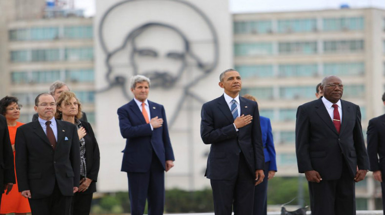 Obama rinde tributo a José Martí en la Plaza de la Revolución. Al fondo en la foto la figura de Camilo Cienfuegos.