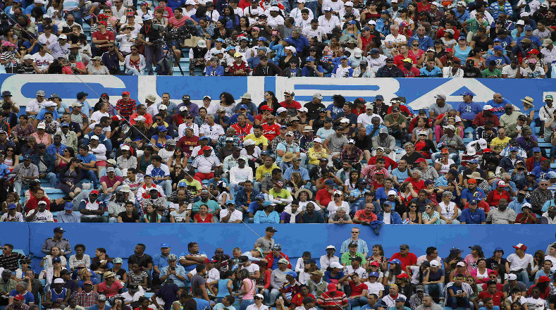 Un gran ambiente en el Latinoamericano. Unas 50 mil personas en las gradas. Tele Rebelde transmite para Cuba y ESPN para el mundo el juego Cuba-Tampa Bay Rays. 