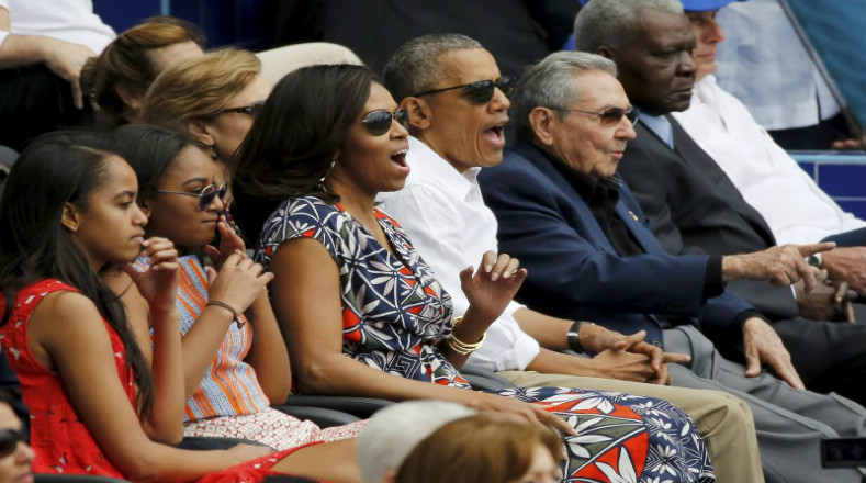 La familia Obama junto al presidente de Cuba, Raúl Castro.