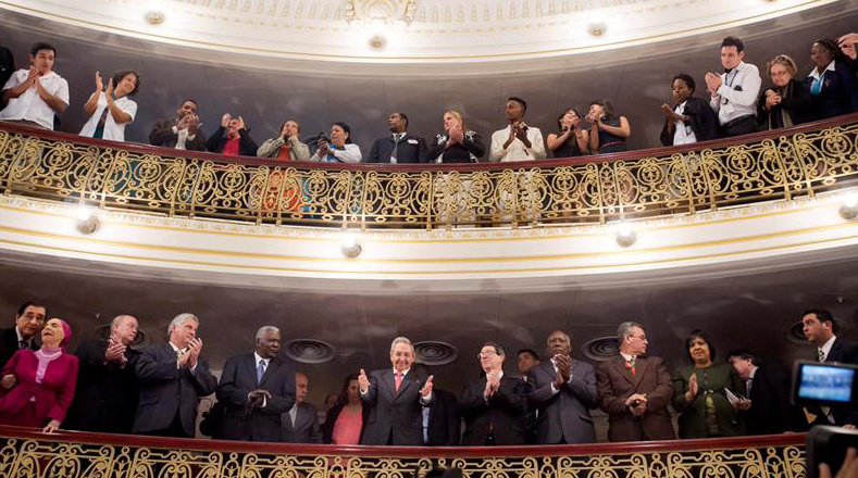 El presidente de Cuba, Raúl Castro saludó a los asistentes al discurso de Barack Obama. 