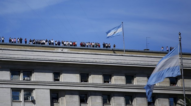Argentinos observan desde la azotea de un edificio la concentración contra la visita de Obama al país suramericano.  