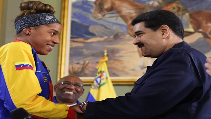 El presidente Maduro en el merecido homenaje a la campeona venezolana Yulimar Rojas.