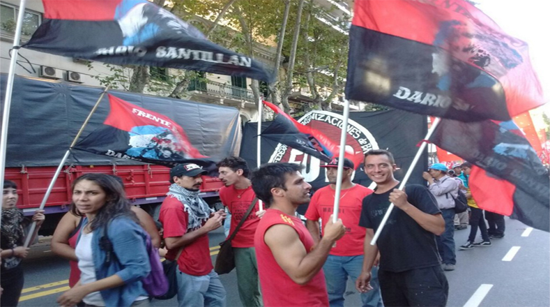 Miembros del Frente Popular Darío Santillán (FPDS) de Argentina, se concentran en la Plaza Italia de Buenos Aires para marchar contra la visita de Barack Obama. 