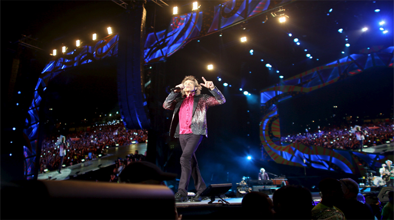 Al principio del show, el vocalista y líder de los Rolling Stones, Mick Jagger, saludó al público en español con un "hola Habana, buenas noches mi gente de Cuba".