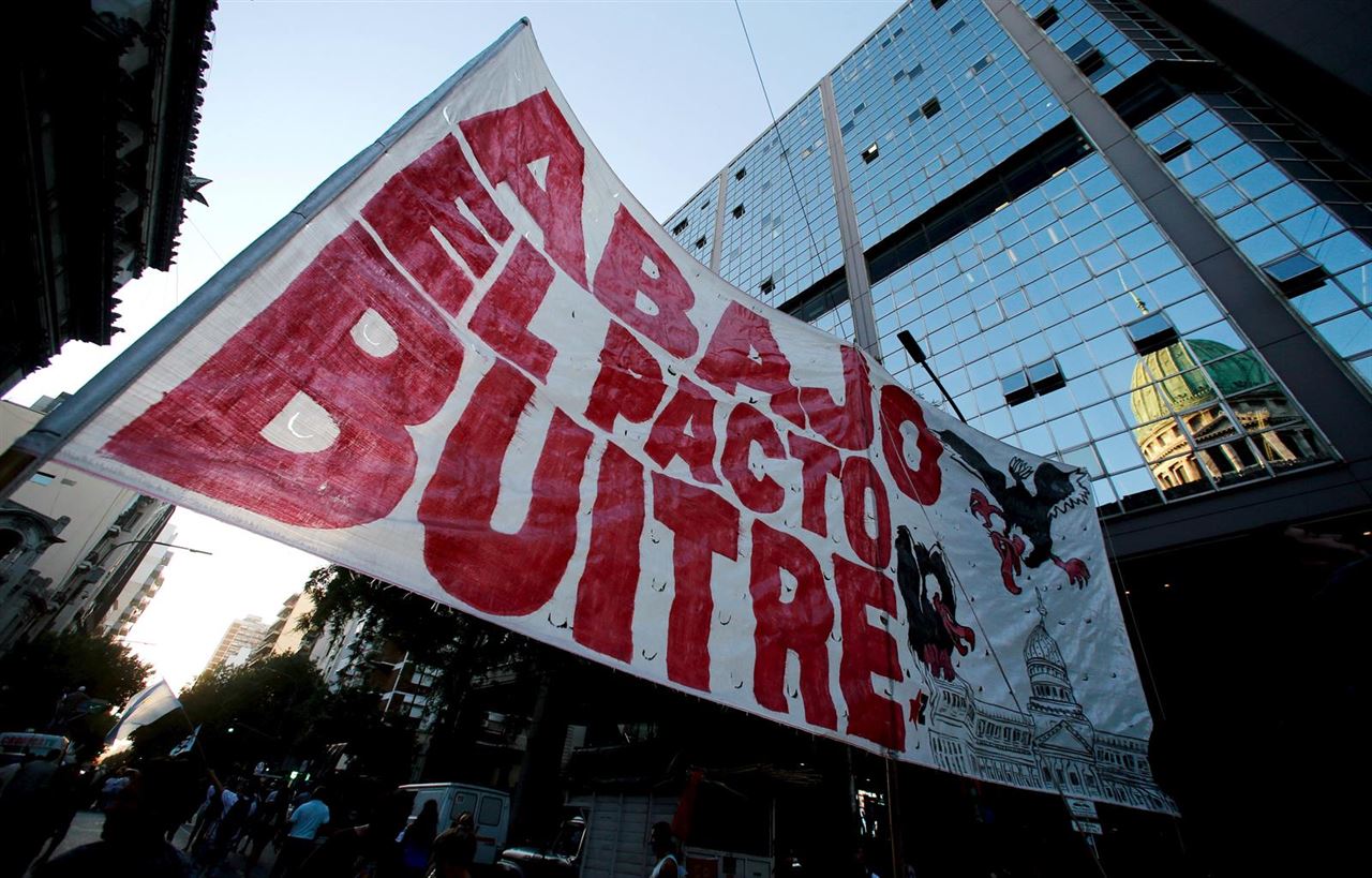 Argentinos rechazan pacto con los fondos buitre.