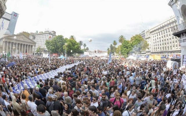 “40° aniversario del golpe de Estado: la primera gran marcha opositora”