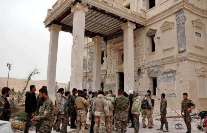Soldados celebran la toma de la ciudad histórica de Palmira