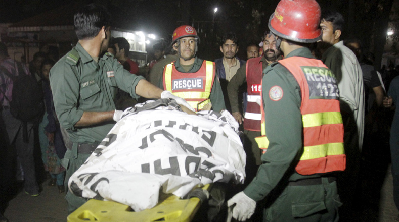 Cuerpos de rescate pakistaníes trasladan a las fallecidos en el atentado en la ciudad de Lahore.