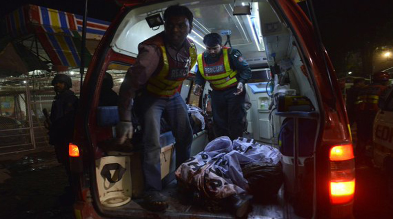 Los cuerpos de rescate de la ciudad de Lahore continúan con las operaciones de búsqueda y rescate.