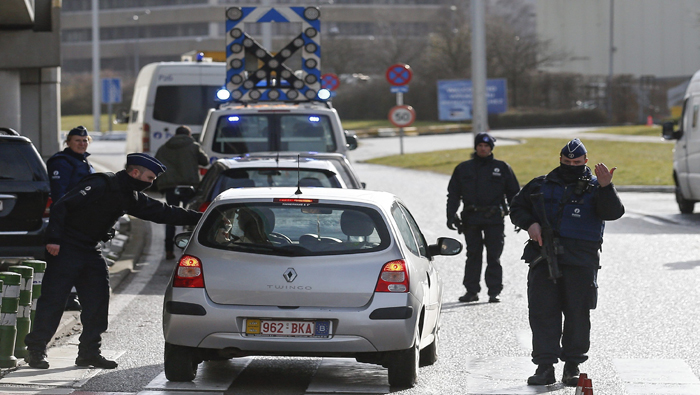 Un policía revisa un vehículo en el acceso al aeropuerto de Zaventem, en Bruselas.